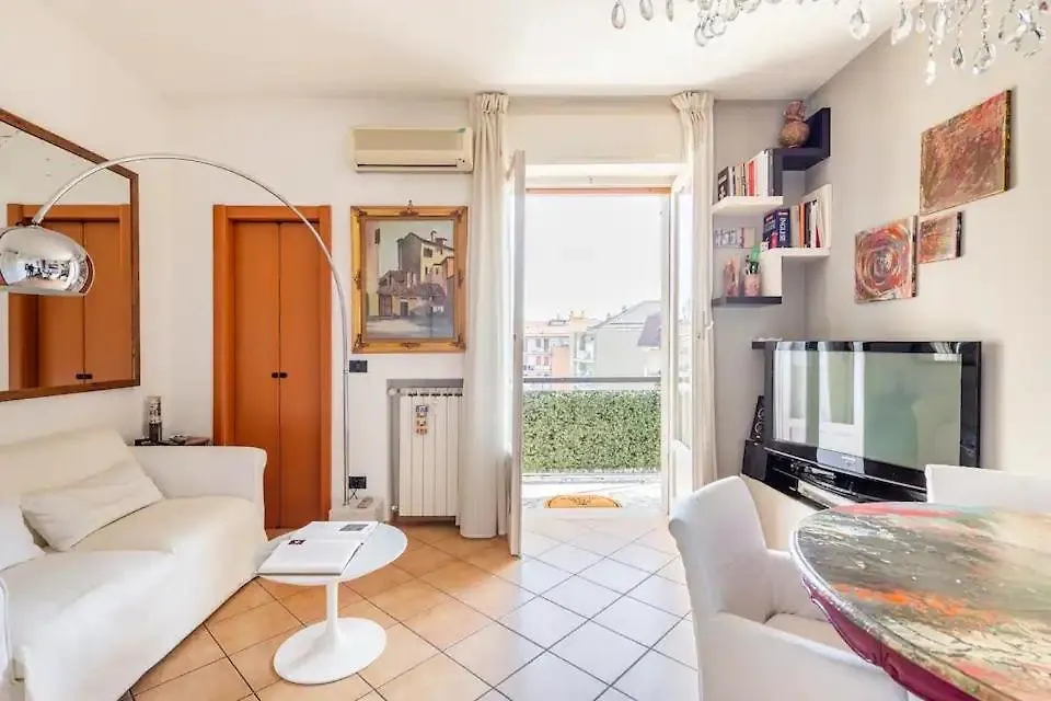 Glassy Apartment Milan
