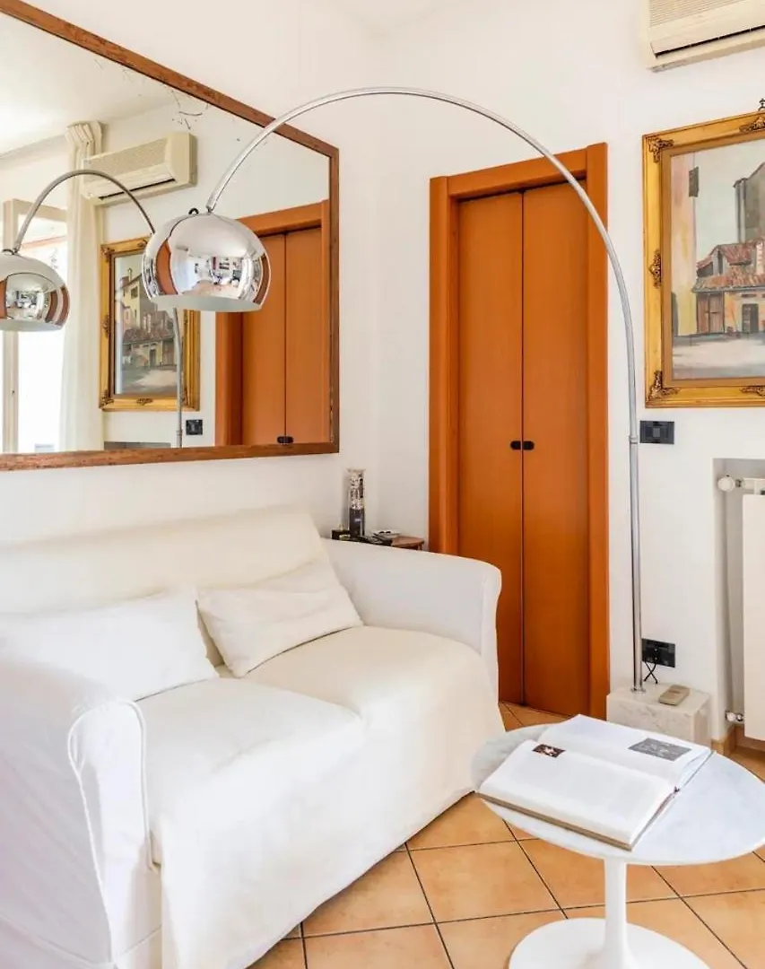 Glassy Apartment Milan
