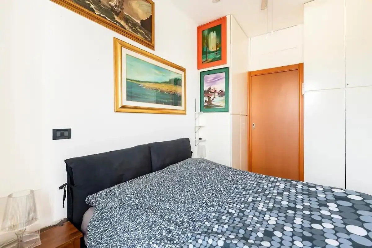 Glassy Apartment Milan Italy