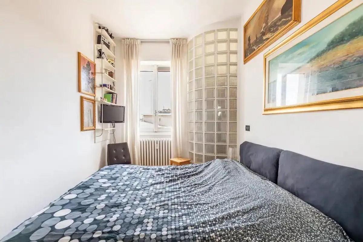 Glassy Apartment Milan
